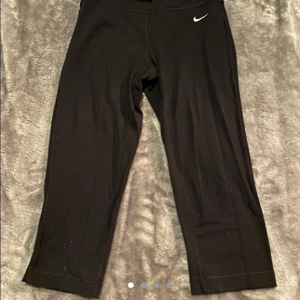NIKE Women’s High Waisted Black Cropped Leggings